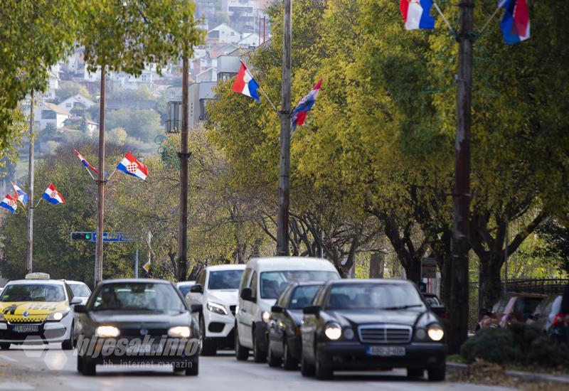 Zastave Herceg-Bosne zavijorile u Mostaru - Zastave Herceg-Bosne zavijorile u Mostaru