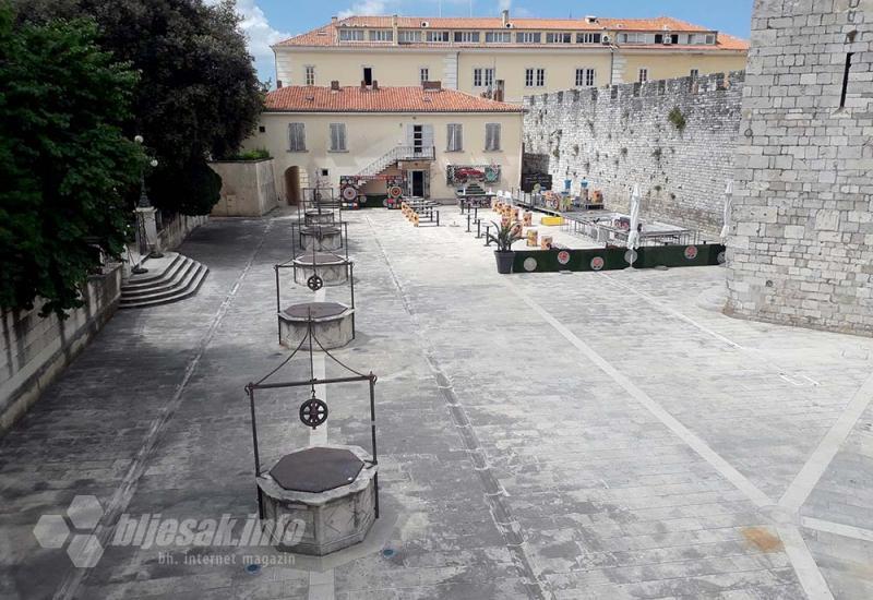 Trg Pet bunara - Zadar, grad zapretan u sunčanoj zraci