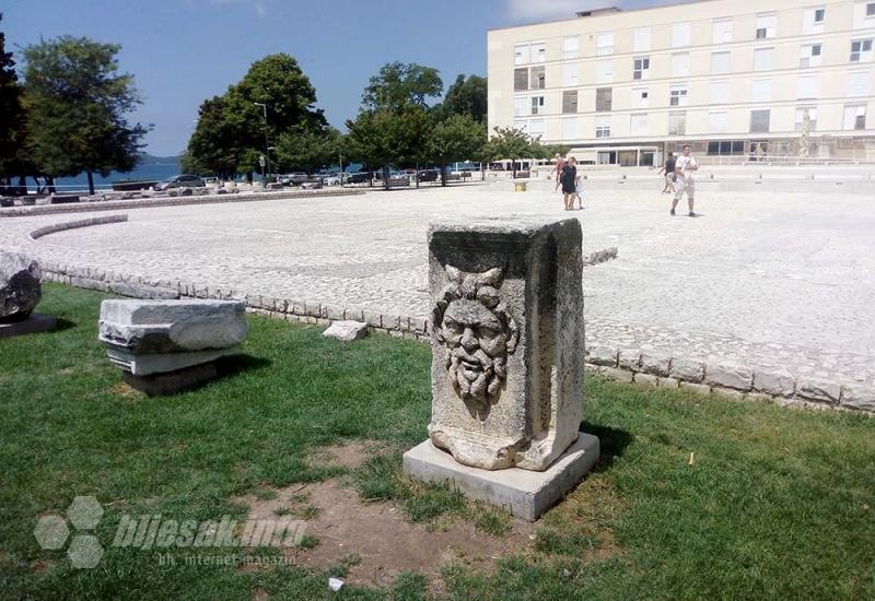 Grle ga, pipaju mu brkove, čupkaju bradu… - Zadar, grad zapretan u sunčanoj zraci
