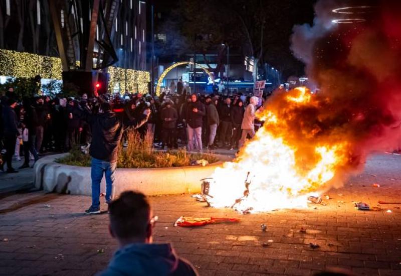 Nizozemska: 7 ozlijeđenih u prosvjedu protiv covid mjera, policija pucala