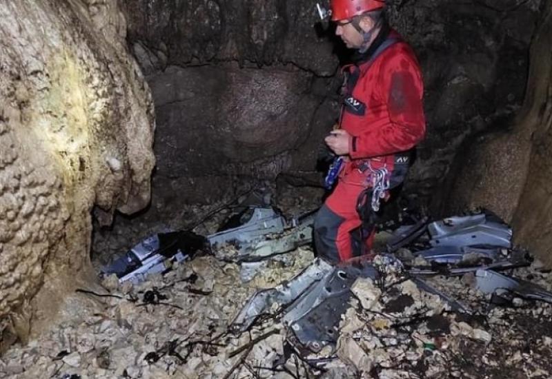 Spelelozi u jami pronašli dijelove od automobila i ručne granate