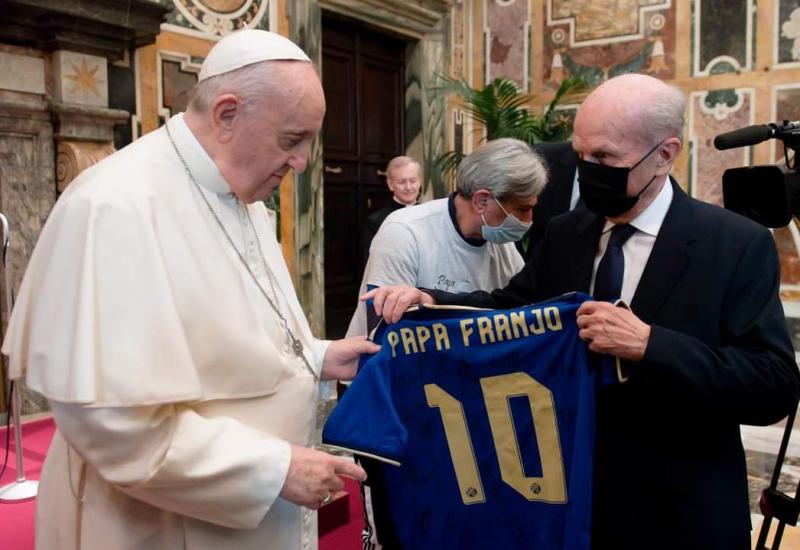 Papa Franjo dobio na poklon Dinamov dres