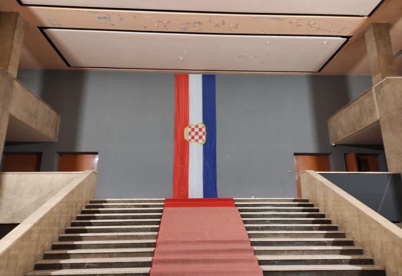 Odgovor na zastave: Naše ime je Hrvatski dom herceg Stjepan Kosača