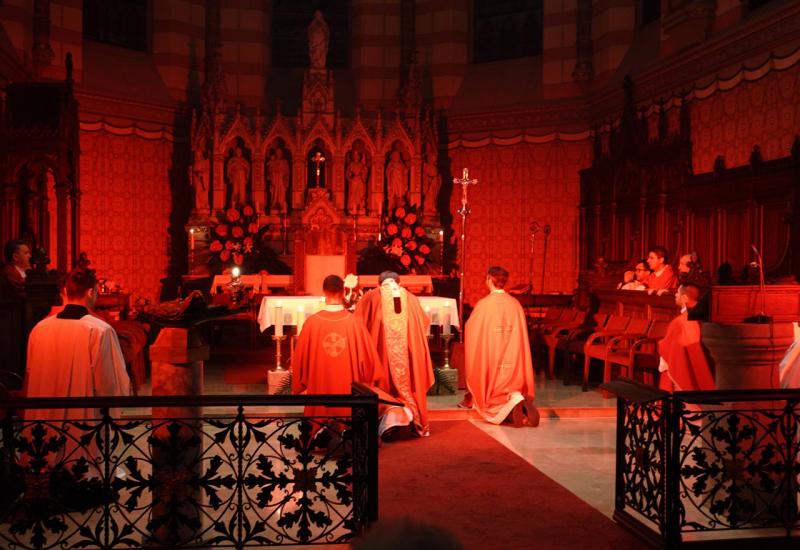 Služena Misa za progonjene kršćane u katedrali osvijetljenoj u crvenu boju - Kardinal Puljić predvodio Misu za progonjene kršćane katedrali osvijetljenoj u crvenu boju