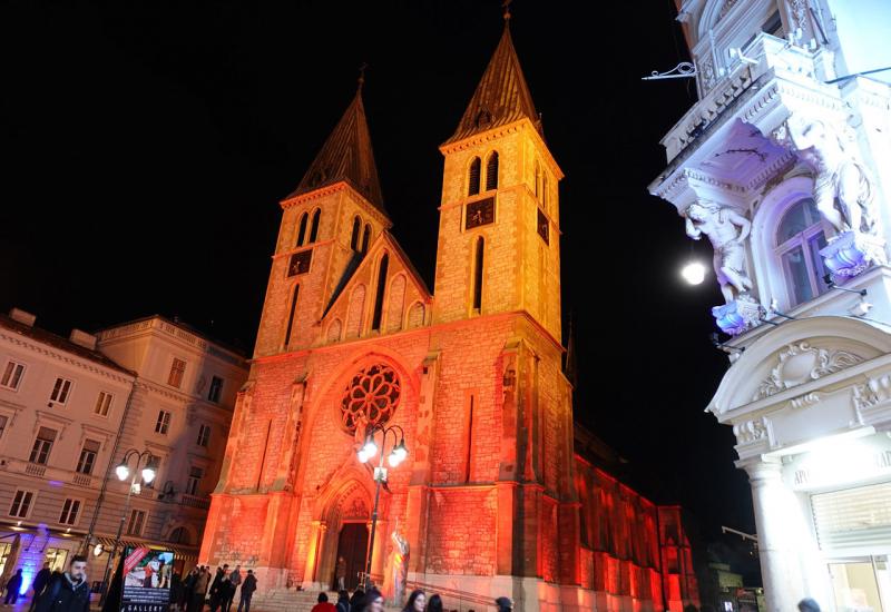 Služena Misa za progonjene kršćane u katedrali osvijetljenoj u crvenu boju - Kardinal Puljić predvodio Misu za progonjene kršćane katedrali osvijetljenoj u crvenu boju