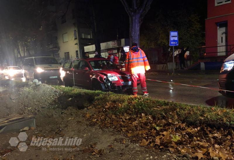 Mostar: Vozač Passata izgubio kontrolu te udario u stup javne rasvjete