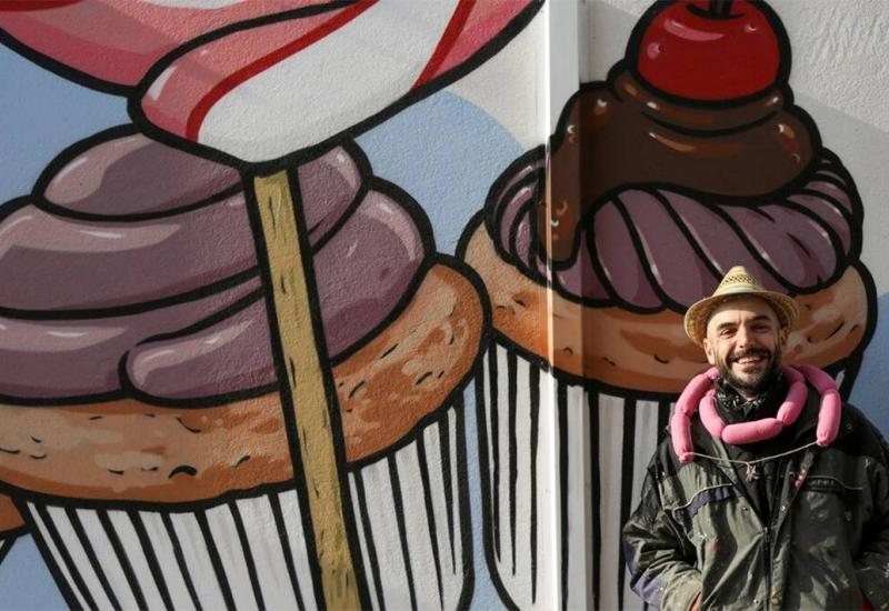 Umjetnikova borba protiv rasizma - pretvara svastike u kolače