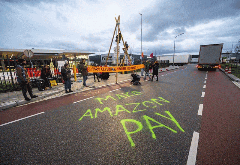 Radnici i klimatski aktivisti prosvjeduju protiv Amazona na  - Radnici i klimatski aktivisti prosvjeduju protiv Amazona na 