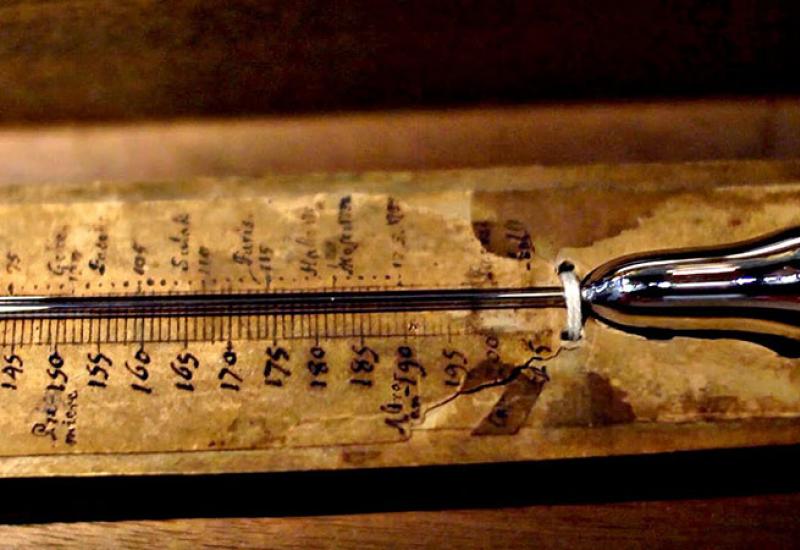 Žarulje i temperaturna skala originalnog Celzijevog termometra (detalj), izloženi u Muzeju Gustavianium, Uppsala - Tko je bio Anders Celsius po kojem se zovu stupnjevi Celzija?
