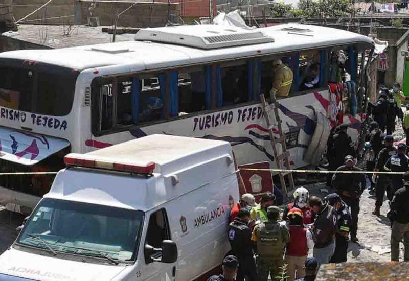 Autobus se zabio u kuću u Meksiku, najmanje 19 poginulih