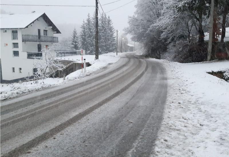 Kolnici mokri i skliski; na cestama ima snijega i leda
