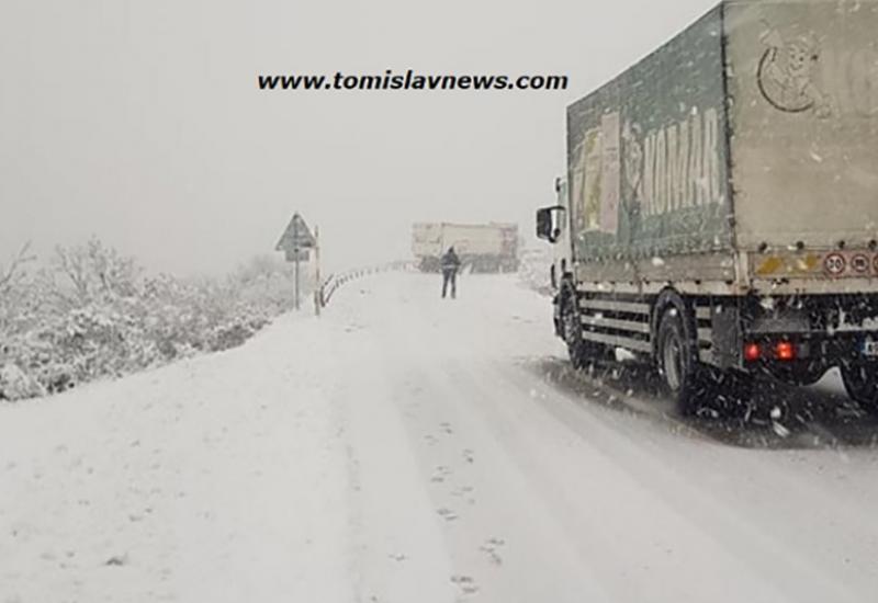 Zastoji na cesti - Tomislavgrad: Sa snijegom stigli i problemi
