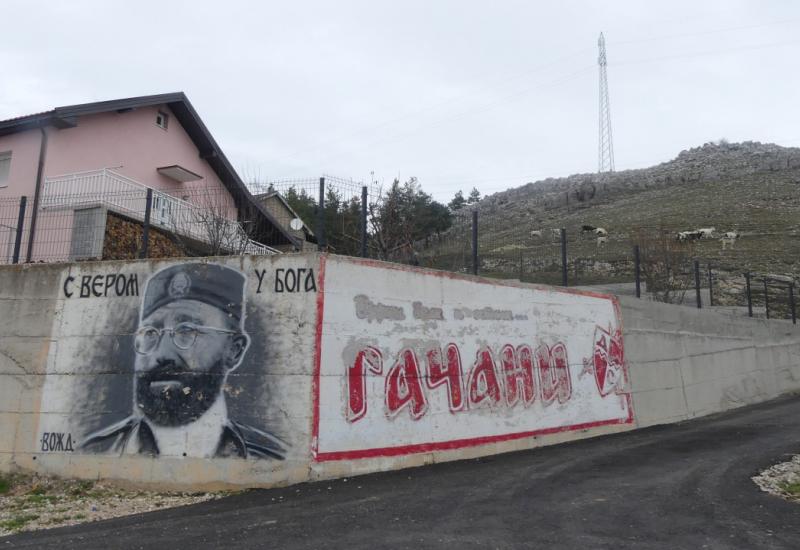 Mural s likom Draže Mihailovića - Reportaža iz Gacka: Zatvoreni sustav otvorenog zagađenja