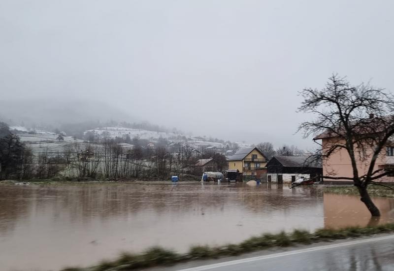 Poplava u Kiseljaku: Rijeke se izlile iz korita, voda prijeti kućama
