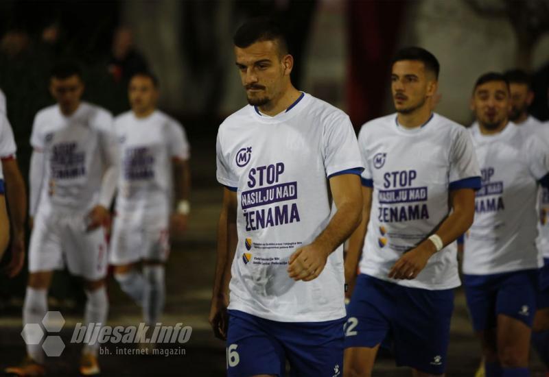 Nogometaši s porukom Stop nasilju nad ženama - Nogometaši Zrinjskog i Leotara izašli na teren u majicama 