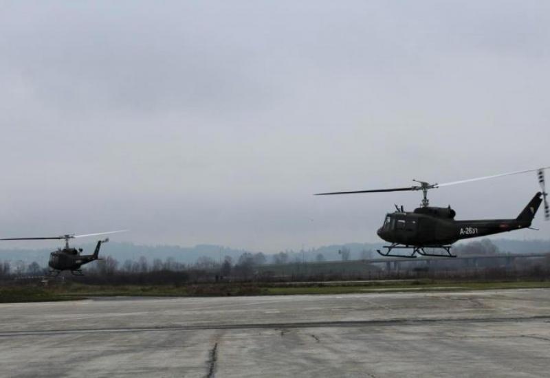 Američki helikopteri sletjeli u vojarnu Rajlovac - Američki helikopteri sletjeli u vojarnu Rajlovac, održana svečana primopredaja