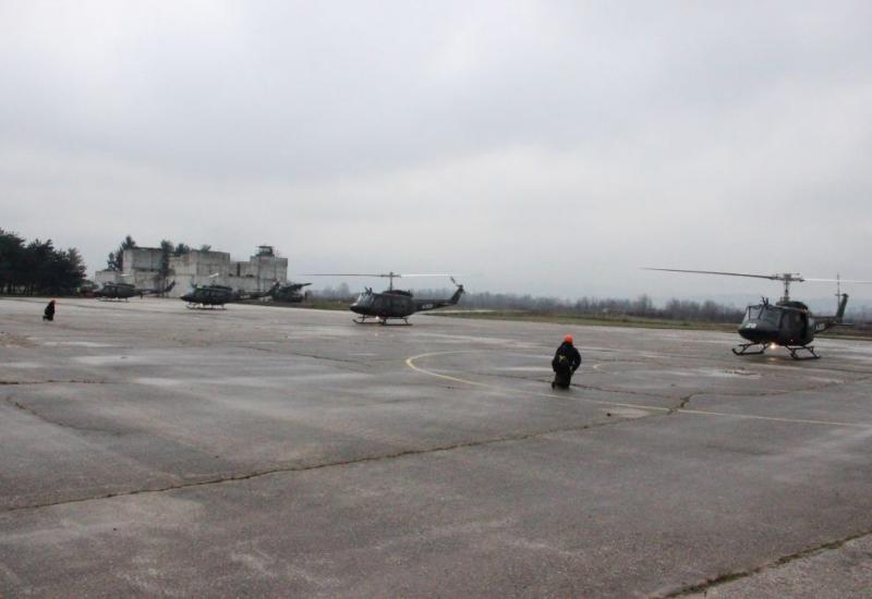 Američki helikopteri sletjeli u vojarnu Rajlovac, održana svečana primopredaja