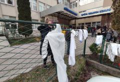 FOTO | Konjic: Zdravstveni radnici objesili bijele kute ispred bolnice