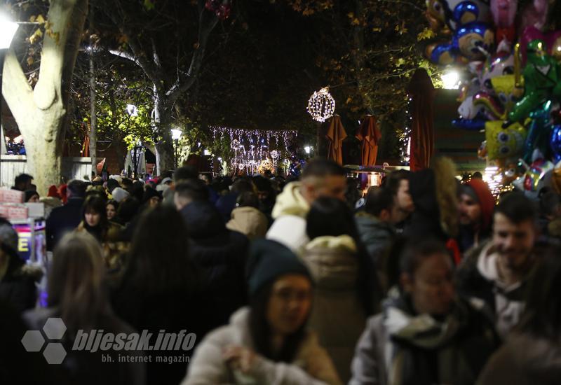 Advent u Mostaru: Crvena jabuka na Šetnici zagrijala atmosferu