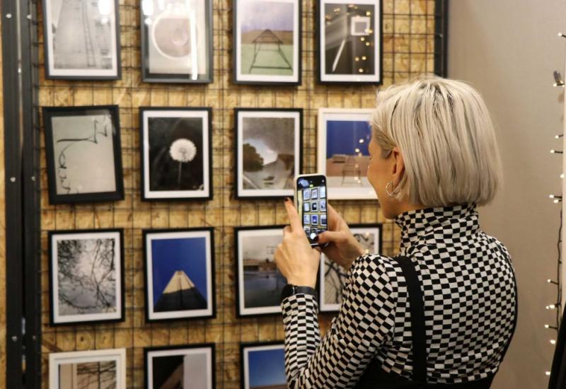 U Mostaru otvorena prva izložba fotografija mlade umjetnice Sunčice Kragulj