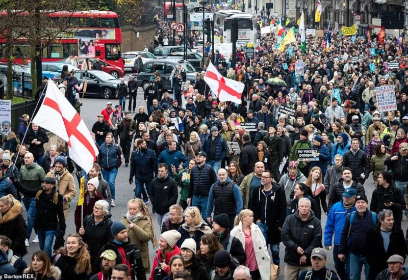 Tisuće prosvjednika u Londonu, ministar podnio ostavku 