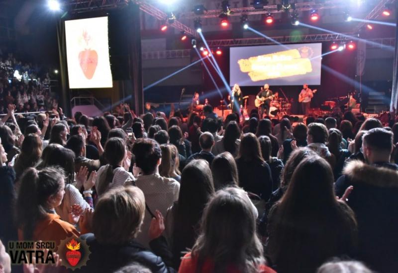 4.000 ljudi u Pecari pjesmom slavilo Boga