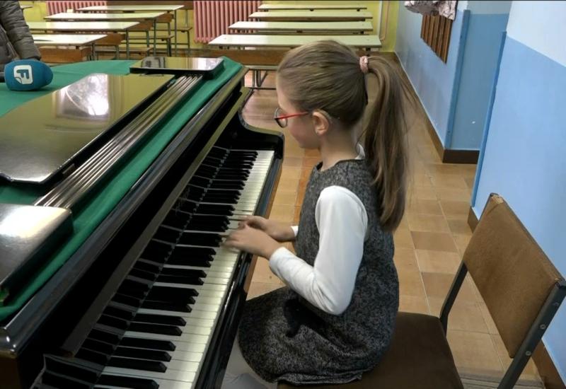 Osmogodišnja djevojčica unatoč oštećenju sluha živi glazbu 