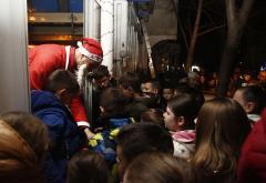 Nova 'stigla' u Mostar: Djedica darivao djecu