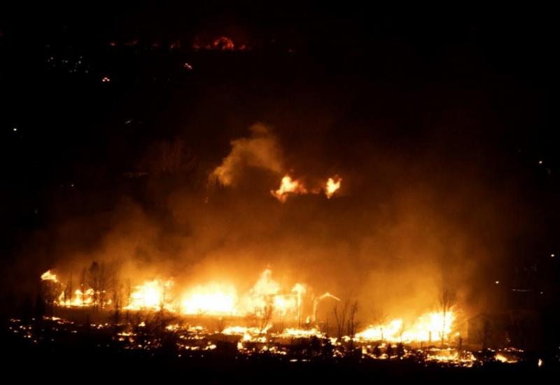 FOTO/VIDEO | Izgorjelo stotine kuća, evakuiraju se deseci tisuća ljudi, ima i žrtava