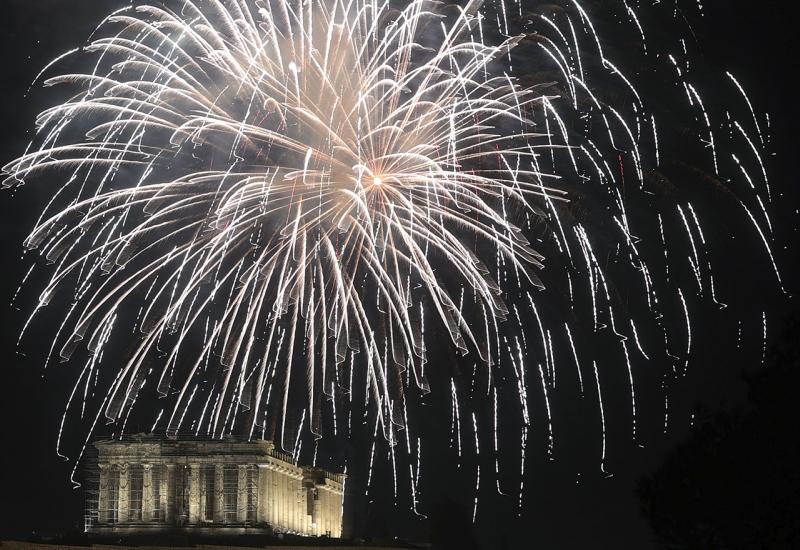 Vatromet iznad Partenona  - Nova u Europi: U parizu vatromet otkazan gužve, a u Sofiji zbog kućnih ljubimaca