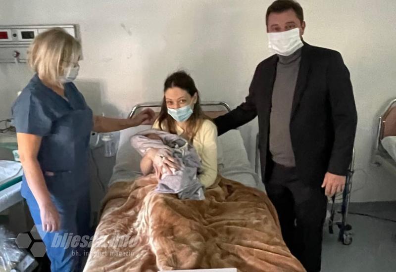 Gradonačelnik Mostara posjetio prvorođenu bebu u 2022. godini - Gradonačelnik Mostara posjetio prvorođenu bebu u 2022. godini