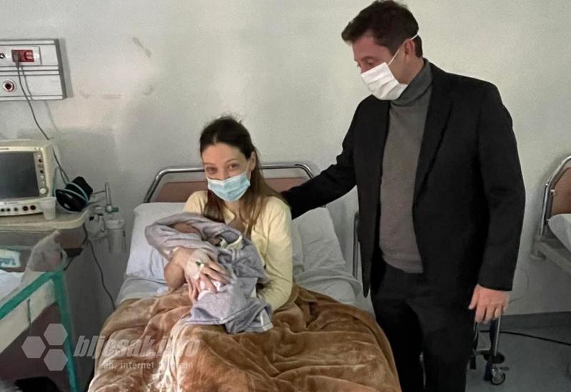 Gradonačelnik Mostara posjetio prvorođenu bebu u 2022. godini - Gradonačelnik Mostara posjetio prvorođenu bebu u 2022. godini