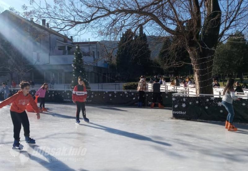 Ledeni park u Mostaru u parku Zrinjevac  - Slučaj za inspekciju: Prevara s fiskalnim računima na mostarskom klizalištu