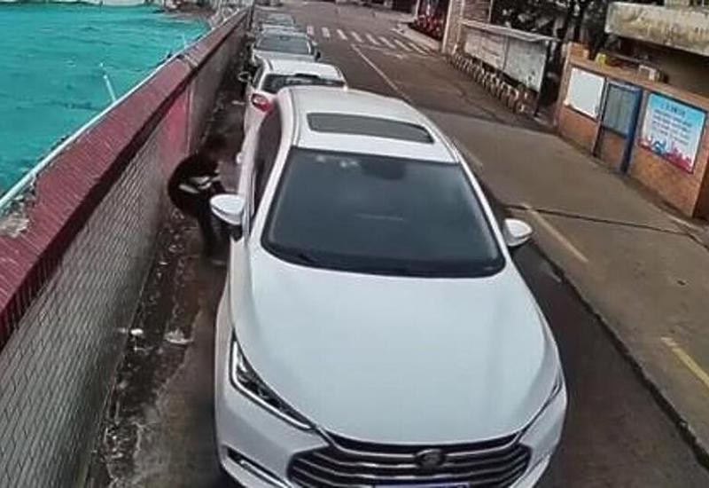 VIDEO | Nije mu išao paralelni parking, pa automobil ugurao rukama
