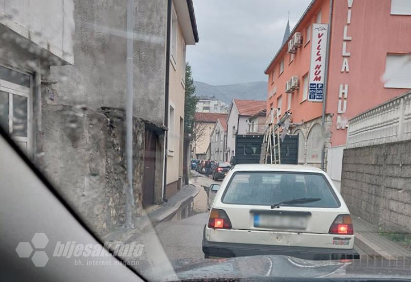 Kolona u Franjevačkoj.... - Mostar: Kilometarske kolone do testiranja