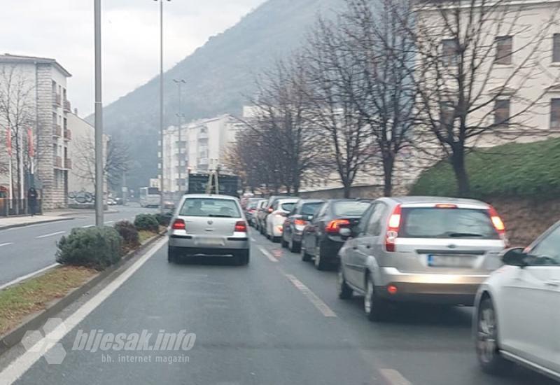 Kolona na Bulevaru... - Mostar: Kilometarske kolone do testiranja