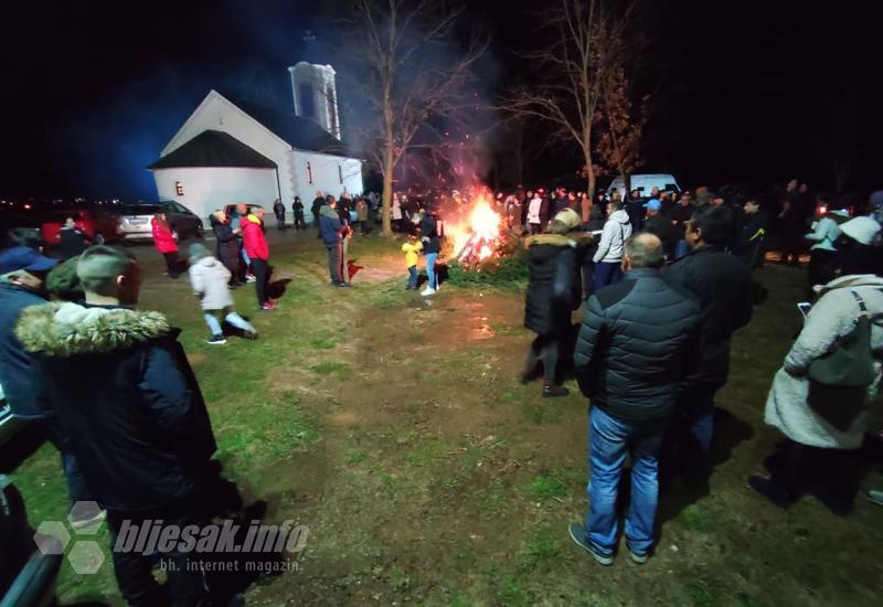 Naloženi badnjaci u Potocima kod Mostara - Pravoslavni vjernici slave Božić: Naloženi badnjaci u Potocima kod Mostara
