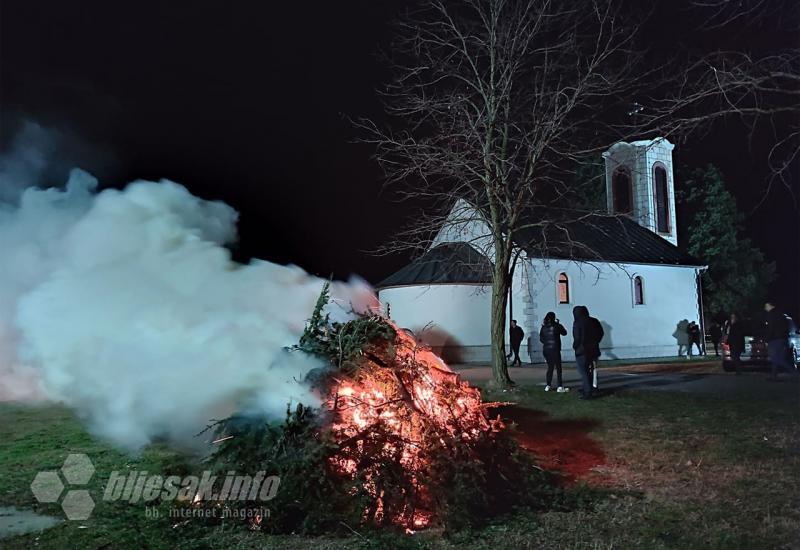 Naloženi badnjaci u Potocima kod Mostara; sveštenik kritizirao vjernike