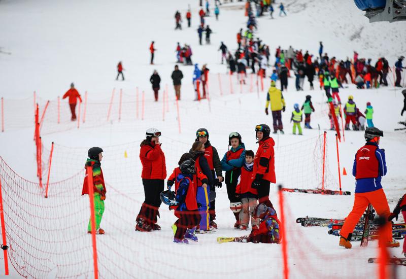 Planine Bjelašnica i Igman prepune su ovih dana skijaša i turista - Bjelašnica Igman turisti skijanje skijaška sezona turizam zimske radosti 