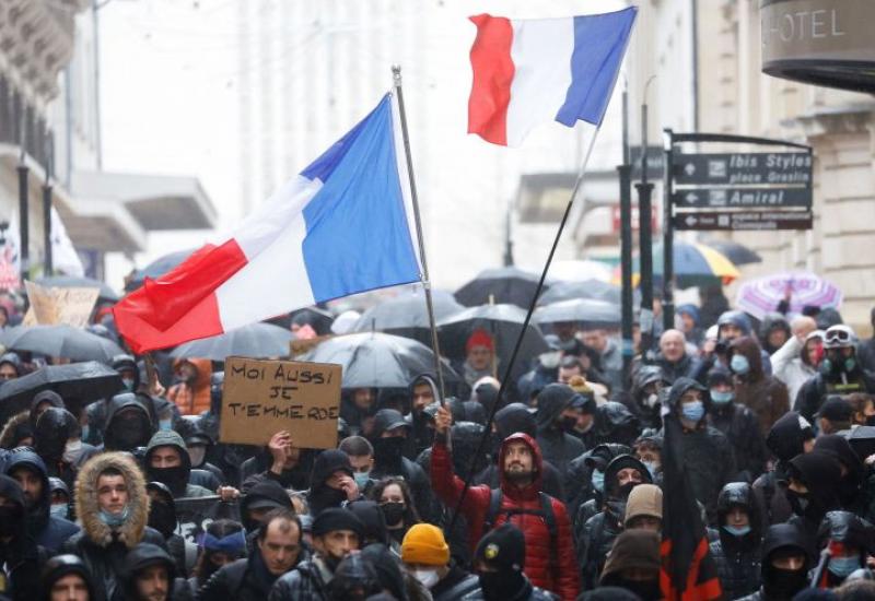 Više od 100.000 ljudi širom Francuske prosvjedovalo protiv ograničavanja prava necijepljenih