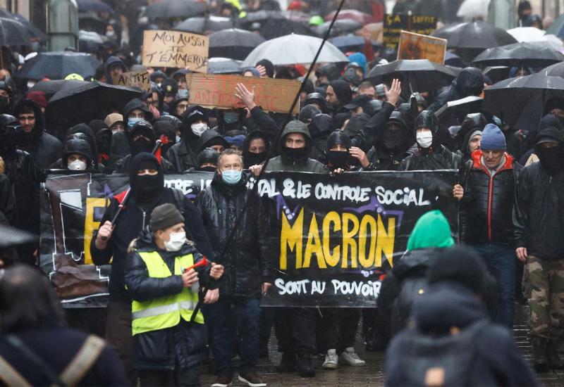 Pariški prosvjednici, od kojih su mnogi bili bez maske, nisu se obazirali na hladnoću i kišu  - Više od 100.000 ljudi širom Francuske prosvjedovalo protiv ograničavanja prava necijepljenih
