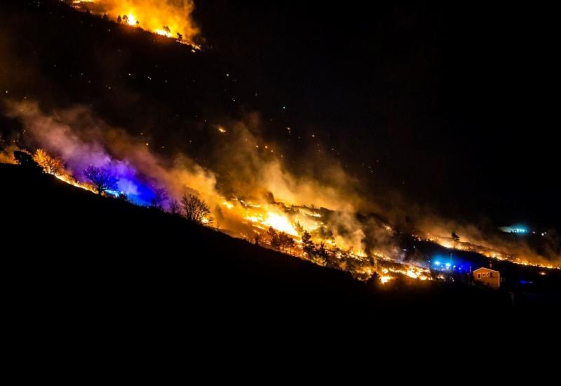 Požar na Tušnici kod Livna prijeti obiteljskim kućama