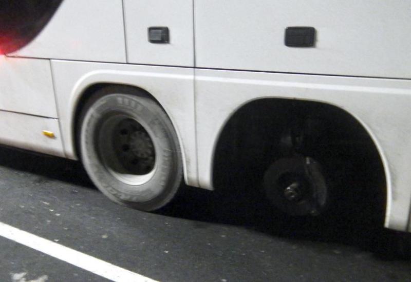 Autobus bez točka - Vozio autobus bez točka, policiji nije mogao da objasni gdje je izgubio točak 