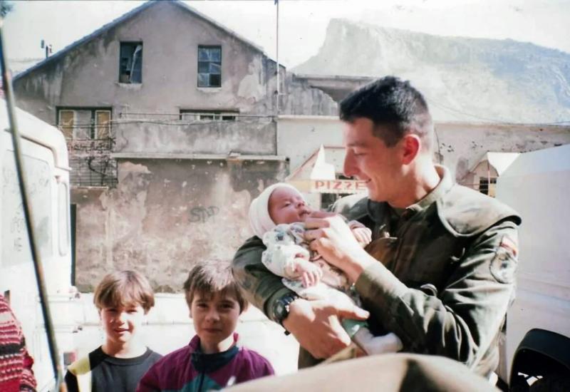 Španjolski vojnik UN-a preko Facebooka pronašao djecu s kojom se igrao u ratnom Mostaru