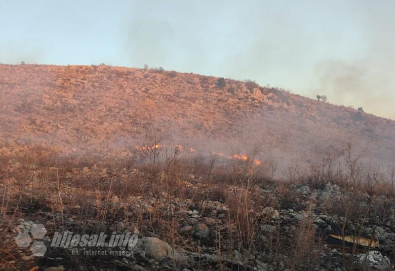 Požar u Miljkovićima - Miljkovići: Gorjelo brdo u blizini kuća