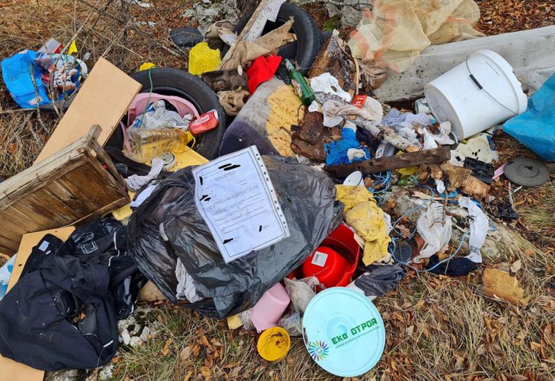 Traži se vlasnik kupoprodajnog ugovora da ukloni kućno smeće istovareno na Bilima