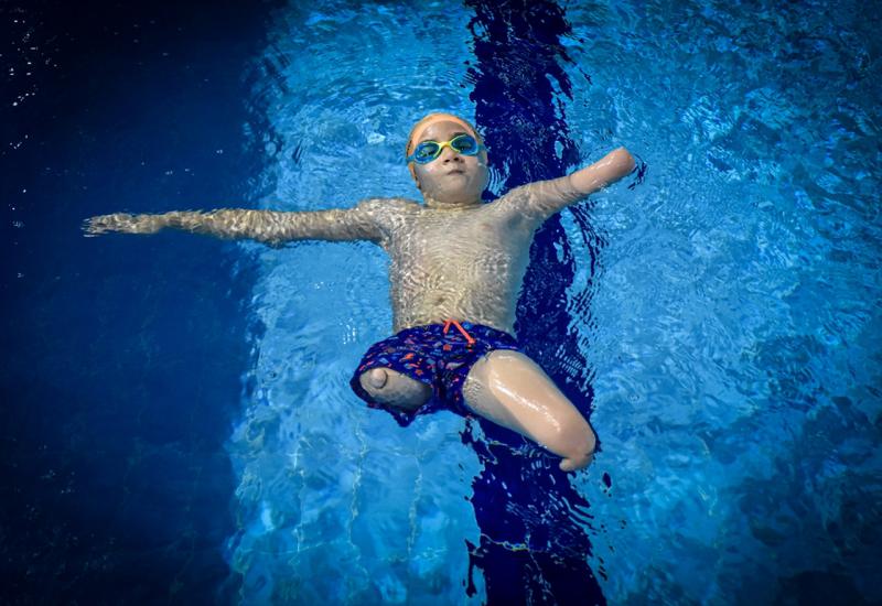 Plivanje promijenilo život sedmogodišnjaka rođenog bez nogu i lijeve podlaktice