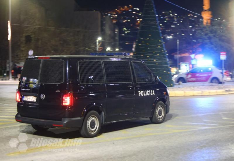 Policijske ophodnje na ulicama Mostara - Mladić ozlijeđen u neredima u Mostaru, tri osobe lišene slobode