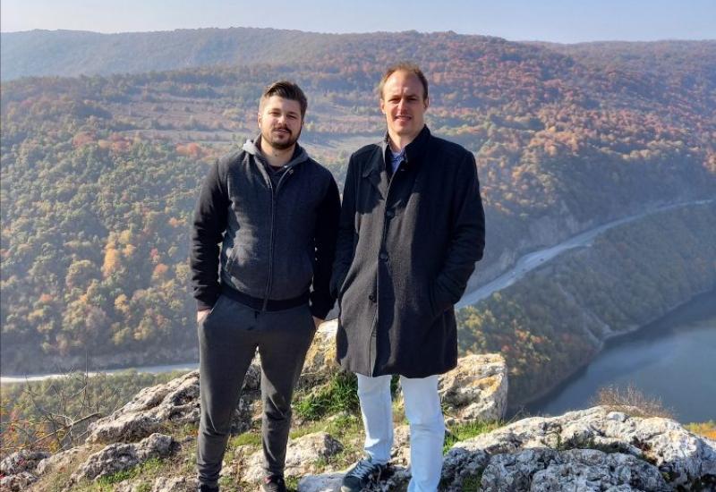 Znanstvenici s Univerziteta u Ljubljani Rok Zupančić i Faris Kočan zajedno istražuju selo Baljvine kod Mrkonjić Grada, u Bosni i Hercegovini, u kojem tijrekom rata od 1992. do 1995. godine nije bilo sukoba među komšijama Bošnjacima i Srbima - Znanstvenici došli u BiH da istraže “jedino selo u kojem nije bilo rata”