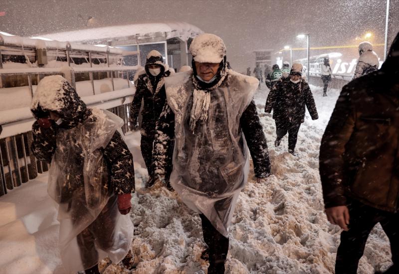 FOTO Snijeg paralizirao Istanbul, aerodrom zatvoren